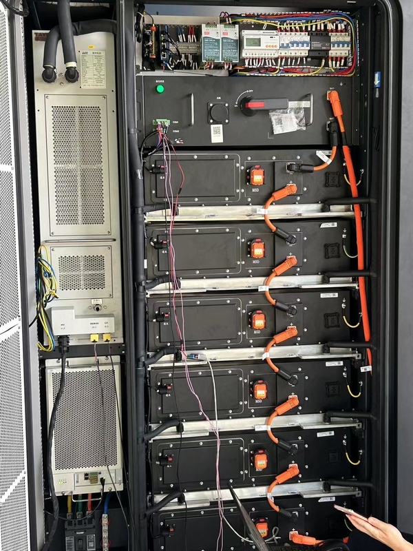 Ruido 65 DB 1m desde el sistema 120kW 258kWh Batería para almacenamiento de energía C&I