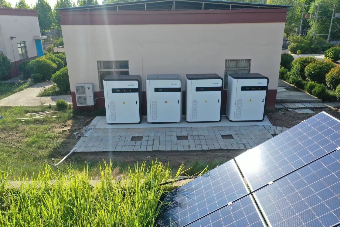 Sistema de almacenamiento de energía de enfriamiento líquido de 192KWh altamente integrado 120KW Inversor para estación de carga