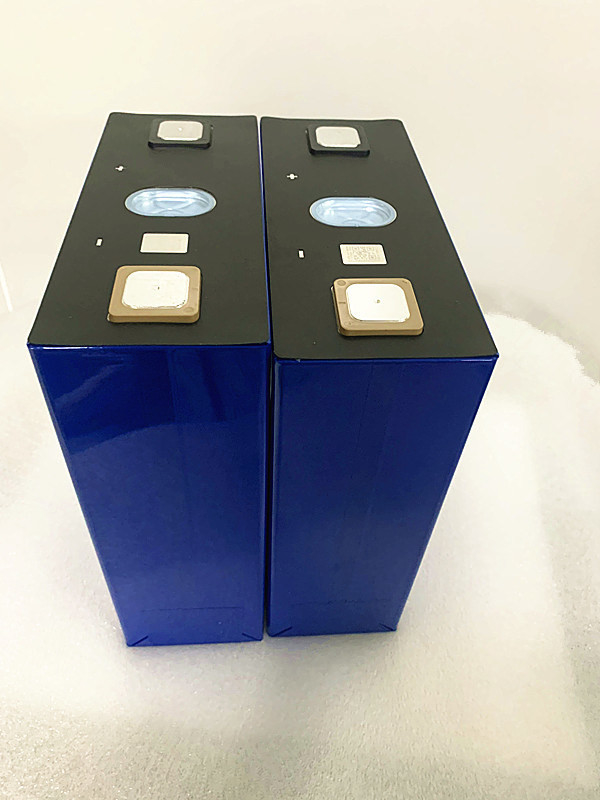 5.9kg Célula de batería prismática para camiones pesados y contenedores con sistema de almacenamiento de energía