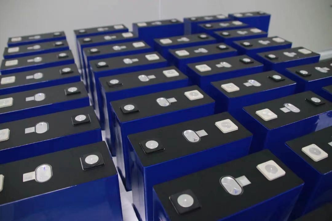 Célula de batería prismática de 3.2V 314ah duradera para sistemas de almacenamiento de energía en contenedores y camiones